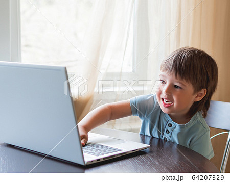 赤ちゃん ノートパソコン 興味 触るの写真素材