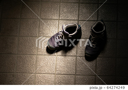 Switch2が欲しくて脱ぎ捨てた靴の絵 Switch2が欲しくて脱ぎ捨てた靴の絵 Switch2？知らない子ですね…