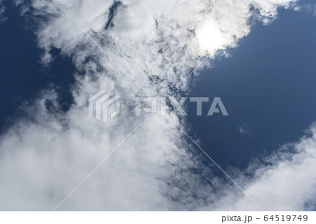 飛行機雲 雲 変化 青空の写真素材