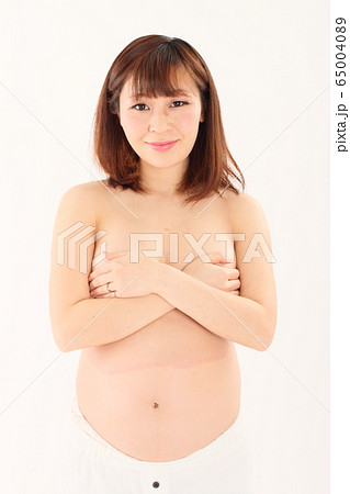 臨月裸 マタニティヌード 臨月 マタニティ 女性の写真素材 - PIXTA