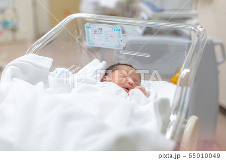 男の子 赤ちゃん 新生児 生まれたての写真素材