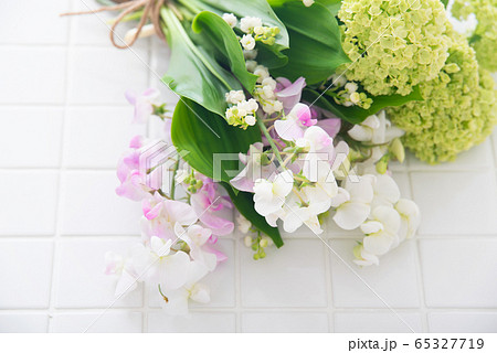 スズラン 花束 生花 フラワーアレンジメントの写真素材