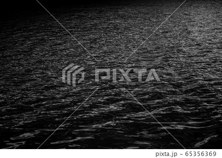波 モノクロ 白黒 小波の写真素材
