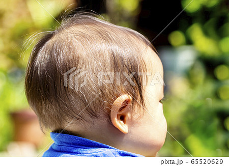 後頭部 子供の写真素材