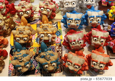 沖縄土産 那覇空港 シーサー 人形の写真素材 - PIXTA