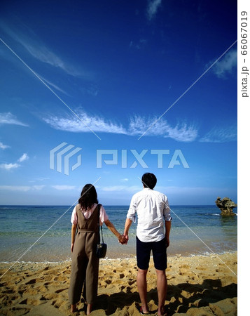 沖縄 海 誕生日 砂浜の写真素材