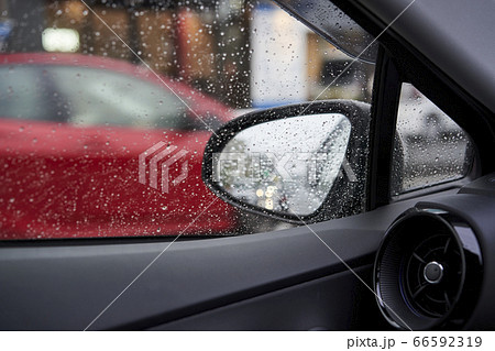 雨の日の運転の写真素材