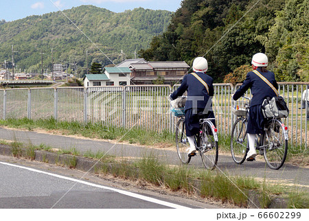 女子高生　自転車通学風景 女子高生 通学 自転車通学 田舎の写真素材 - PIXTA