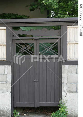 裏木戸 日本家屋の写真素材