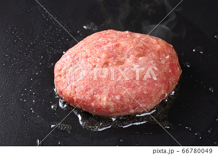 生ハンバーグの写真素材