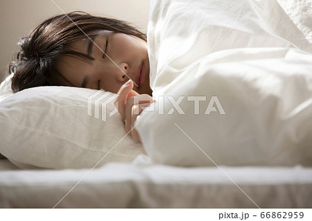 寝顔 女性の写真素材