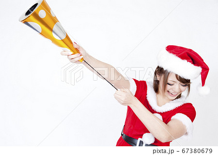 パーティー サンタクロース 女性 クラッカーの写真素材