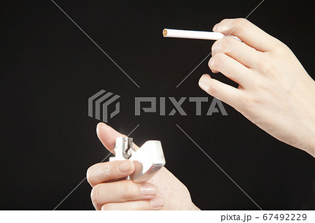 タバコを吸う手の写真素材 Pixta