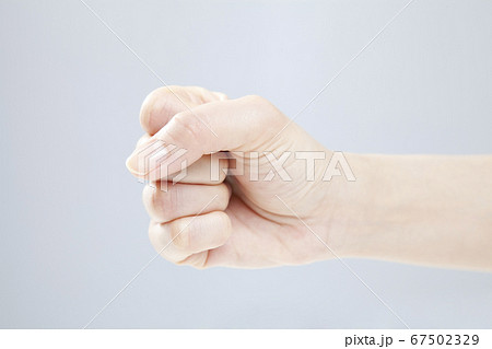 手 グー 拳 女性の写真素材