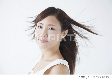 髪をなびかせるの写真素材