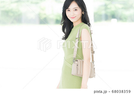 立ち姿 モデルの写真素材