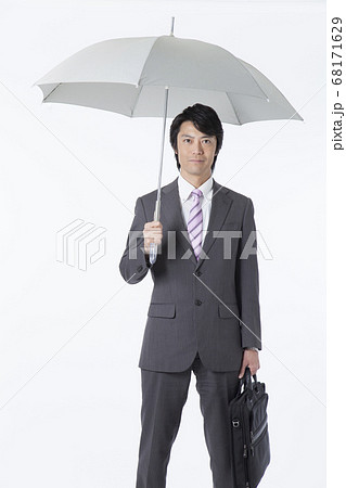 傘をさす人の写真素材