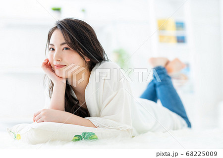 頬杖 女性 美人 寝るの写真素材