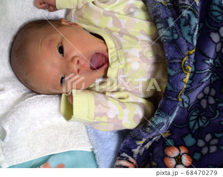 新生児 赤ちゃん あくび 生後0ヶ月の写真素材