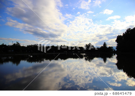 水面に映る影の写真素材