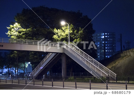 夜道 光 街灯 外灯の写真素材