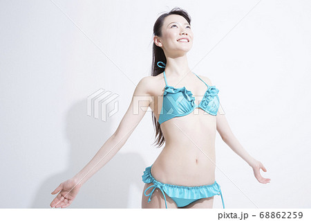 ビキニ 人物 女性 水着の写真素材