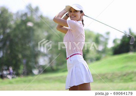 女性ゴルフ ゴルファー ｇｏｌｆ シルエット 女の人の写真素材