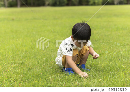 しゃがむ 子供の写真素材