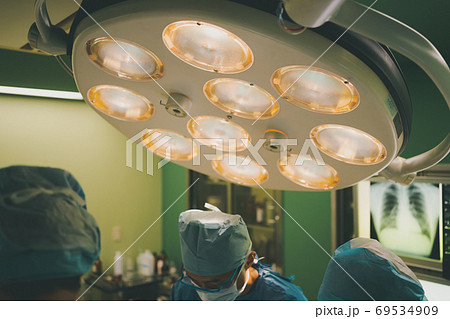 手術室 オペ室 無影灯 ライトの写真素材