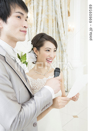 結婚 披露宴 新郎新婦 手紙の写真素材