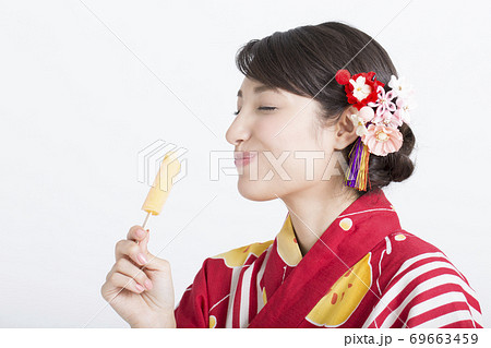 人物 女性 アイス 食べるの写真素材