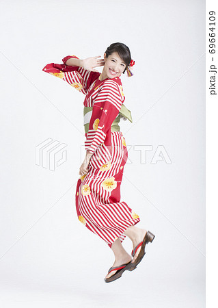 人物 女性 着物 跳ねるの写真素材