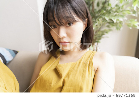 上目遣い 女性の写真素材