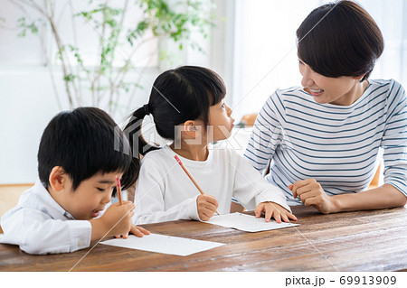 小学生 男の子 かわいいの写真素材