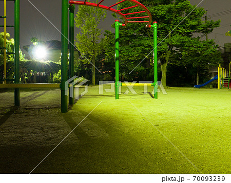 公園 夜 遊具 深夜の写真素材