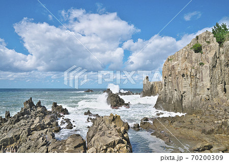 波 泡 波打ち際 日本海の写真素材