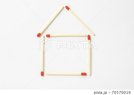 マッチ棒で作った家の形の写真素材