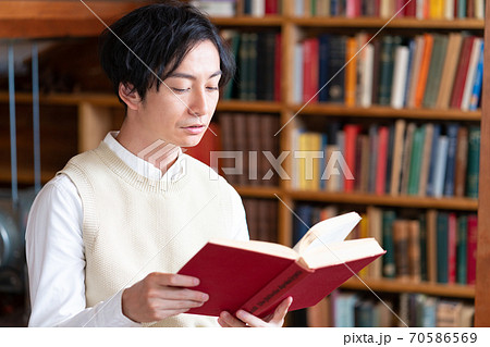 男性 本 読む 読書の写真素材