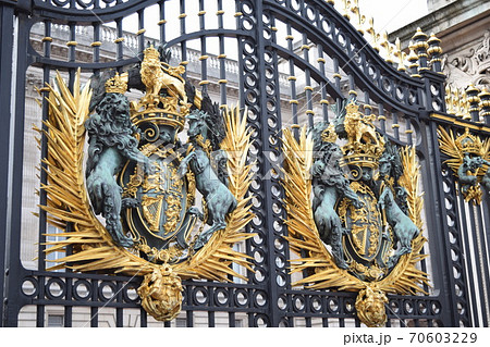 イギリス国章 国章 紋章 ライオンの写真素材