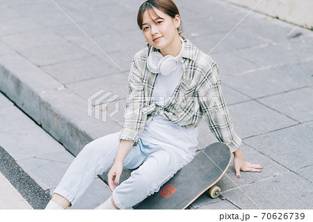 スケボー女子の写真素材