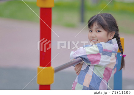鉄棒 女の子の写真素材