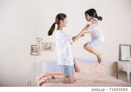 子供 ベッド ジャンプ 跳ねるの写真素材