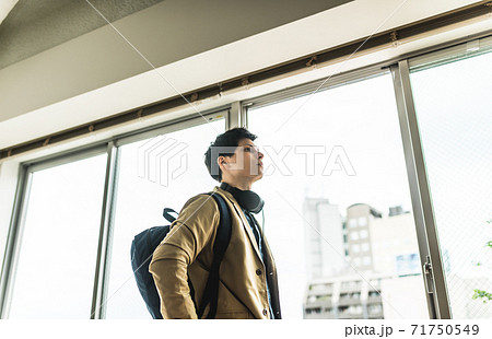 旅人 後ろ姿の写真素材