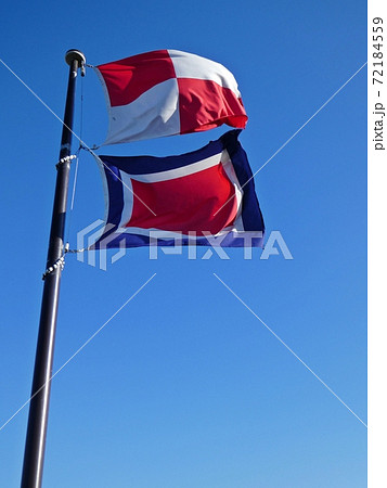 なびく旗の写真素材