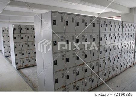 下足箱 学校 靴箱 校舎の写真素材