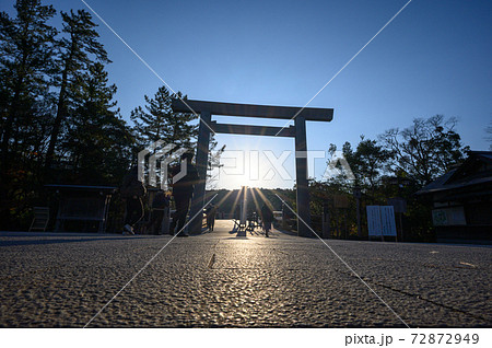 伊勢神宮 宇治橋 日の出 朝日の写真素材