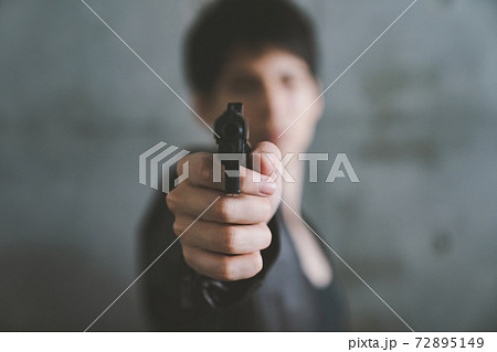 構える 拳銃の写真素材