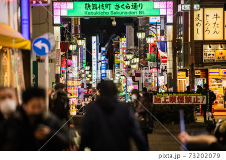 新宿 歌舞伎町 さくら通り 夜の写真素材