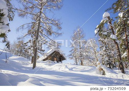 積雪 山小屋 ログハウス 丸太小屋の写真素材