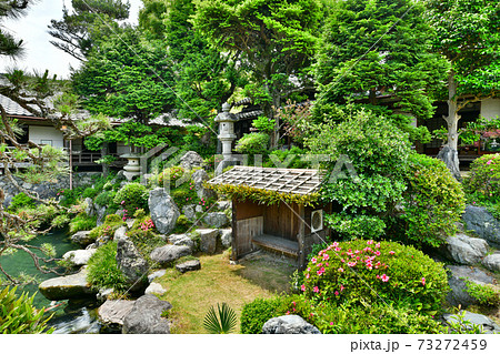 渡り廊下 日本庭園 日本家屋 池の写真素材